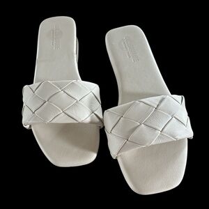 Cushionaire off white woven faux leather flats slides sandals 8.5